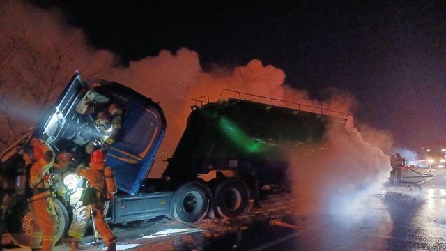 경북 칠곡서 탱크로리-윙바디 차량 추돌 후 화재…2명 사상