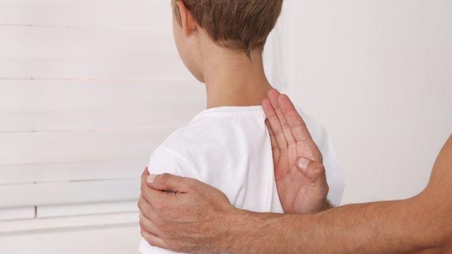 척추의 3차원적 변형 ‘척추측만증’, 자가 진단 방법은?