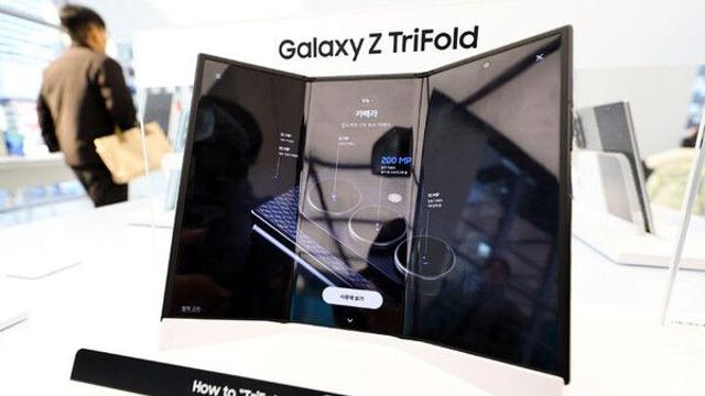 360만원짜리 삼성 트라이폴드폰, 수리비가 판매가의 절반?