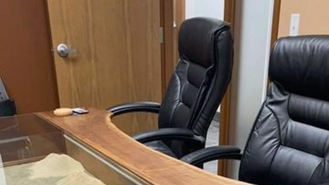 어느 건설사 회의실 책상