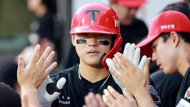 KBO리그서 유일하게 올랐다… 세계 '유망주' 6위 차지한 한국 선수 (정체)