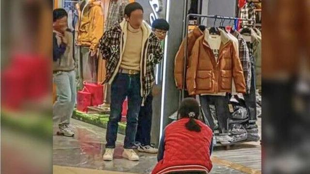 “6만원짜리 패딩 사달라”…무릎 꿇은 아내 영상에 온라인 공분