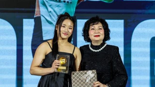 세계 1위 2개! 안세영, 배드민턴 '메시・호날두'와 동급…여성 첫 '올해의 선수' 3연패→경쟁자도 