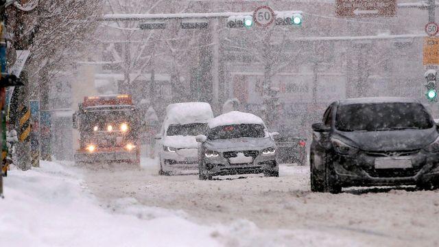 3가지만 알아도 카센터 안 가도 된다...폭설 내리면 차에서 점검해야 하는 것