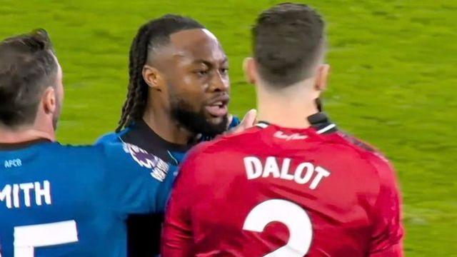 “카세미루가 했으면 시즌 아웃” 맨유 DF, 목 가격당했는데…주심 판정은 ‘옐로카드’→팬들은 불만 폭발