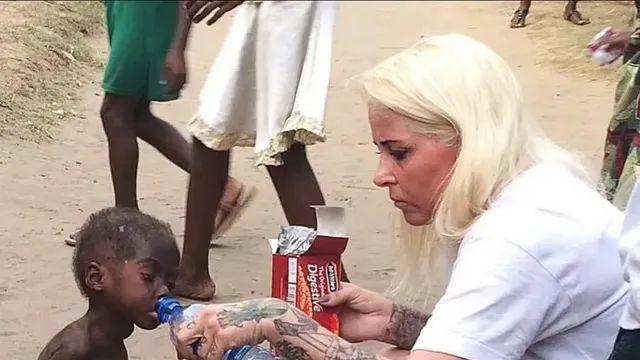 영국인에게 입양된 나이지리아 고아.jpg,,