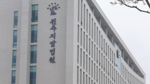 ‘살려고 창틀에 숨은 여친’ 추락해 숨지게 한 30대 실형