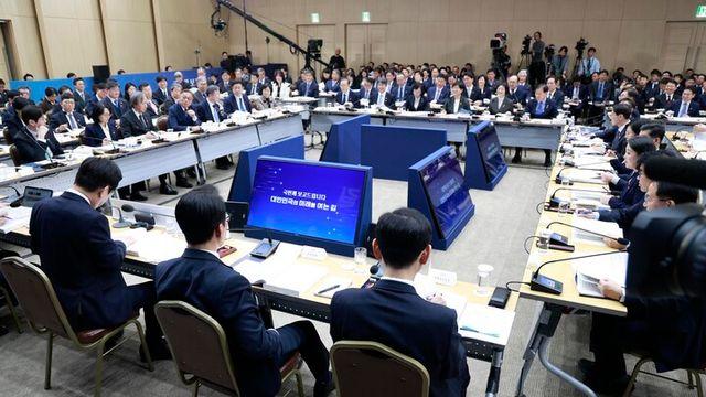 李 “업무보고 시청률 높지 않나...넷플릭스보다 더 재밌다는 설”