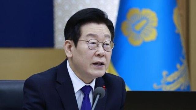 이 대통령, 생중계 업무보고에 