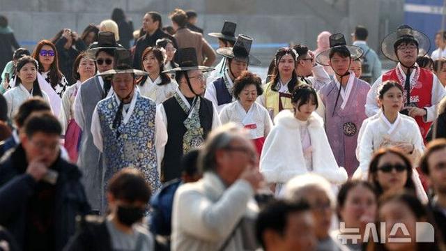 서울 한낮 7도 '포근'…강원 동해안 비·눈[내일날씨]