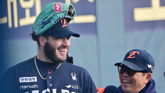 '443억 역수출 신화' 폰세 