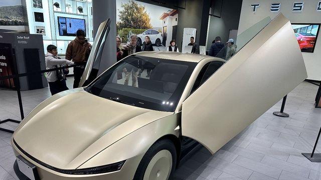 테슬라, LA서 사이버캡 전시…무인 로보택시 현실화 ‘코앞’에 주가 최고치