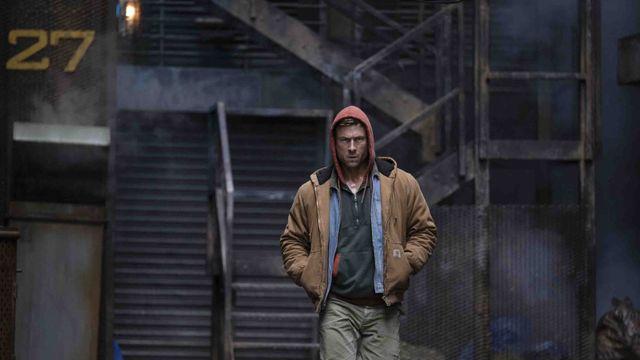 “수건 한 장 걸친 아찔 액션”…‘더 러닝 맨’ 관객이 뽑은 베스트 장면3