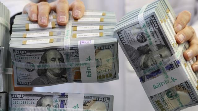 외국인 투매에 환율 1480원 돌파…외환스와프 가동