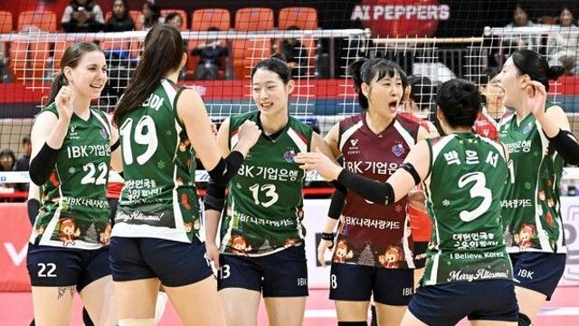 ‘감독 대행 체제에서 고공 행진’ IBK기업은행, 페페저축은행 꺾고 ‘4위로 점프’