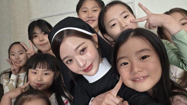 와 장원영은 무슨 수녀복을 입어도 미모가 ㄷㄷ