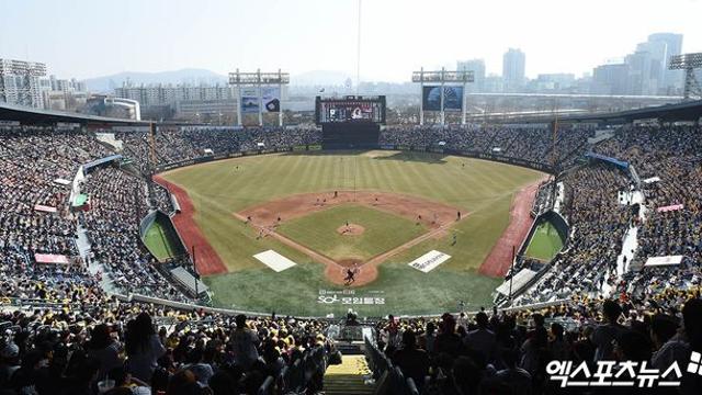 KBO, 2026년 수비 시프트 위반 제재 강화+파울라인 규격 통일…마운드 뒤 광고도 허용한다