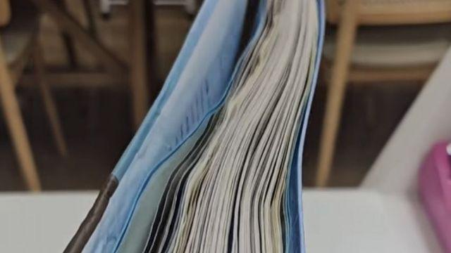 도서관에 망가진 책이 반납됐다