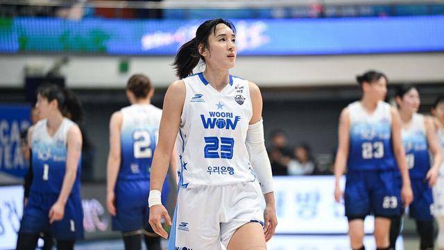 '김단비 24득점' 여자농구 우리은행, BNK 제압하고 4연승 질주