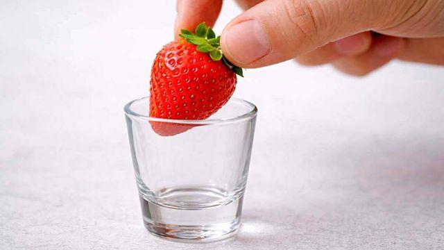 딸기를 '소주잔' 위에 톡 올려보세요…온 가족이 깜짝 놀랄 겁니다