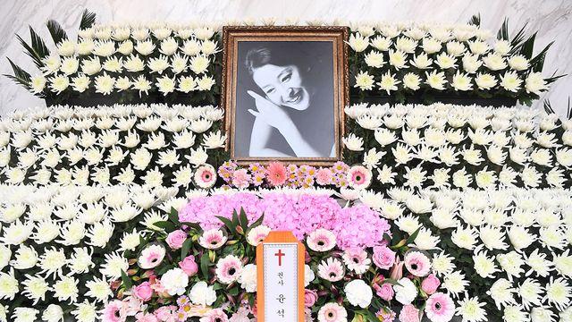 故 윤석화 별세, 1세대 연극 스타