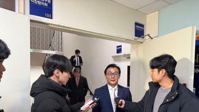 경찰, '통일교 금품수수 의혹' 전재수 14시간 만에 조사 종료(종합)