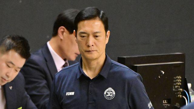 '창단 첫 10연패' 충격 여파, 감독 자진 사퇴…남자프로배구 삼성화재, 김상우 감독과 결별