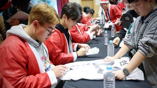 허경민·안현민 등 KT 선수들 산타로 변신, 취약 계층 기부로 따뜻한 연말 보내