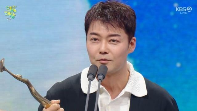 '대상' 전현무, 링거 해명→父 투병 악재 속 첫 심경 