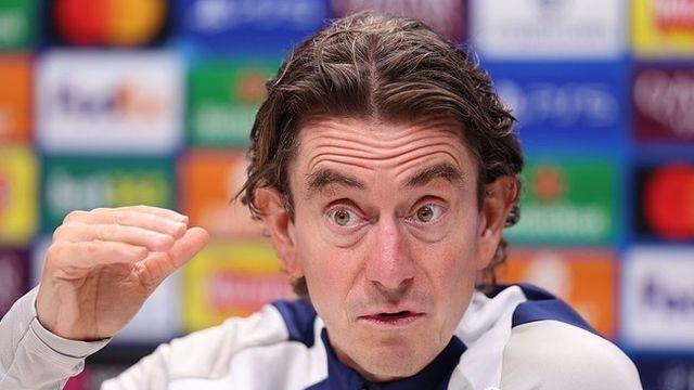 “캡틴 미안해요” 시몬스 사과에도 프랭크는 ‘불만 가득’… “퇴장 판정 좋아하지 않는다”