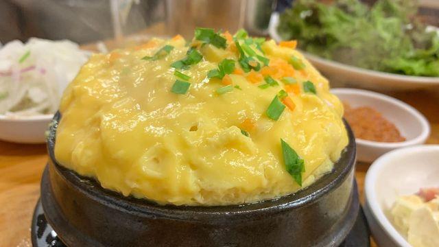 '어떻게 이런 맛이 나냐면..' 맛집 사장님의 숨은 비법, 고기보다 더 손 가는 '몽글몽글' 고깃집 계란찜의 비밀