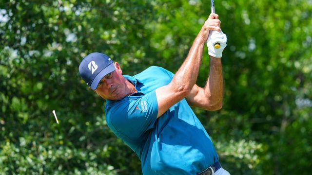 'PGA 상금왕 출신' 쿠처, 아들과 함께 1R 1위…타이거 우즈 부자는 '허리 부상' 탓 불참