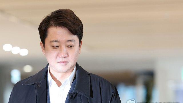 이준석, 김건희특검서 9시간 반 조사…