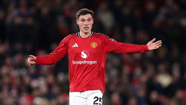 맨유, 이 ‘계륵 MF’를 어떻게 해야 할까...“수비력 좋지만, 불안한 볼 소유-잦은 실수 드러내”