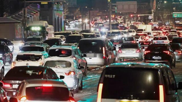 ‘폭설 교통마비’ 원인이 제설지침 삭제?…서울시 “탄력적 운영 위해”