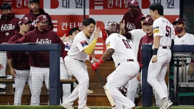 샌디에이고 유니폼 입은 송성문, 이정후·김혜성과 '히어로즈 대전'