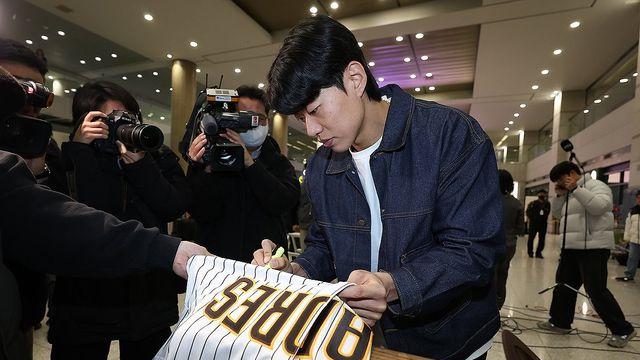 샌디에이고 입단 송성문 귀국…