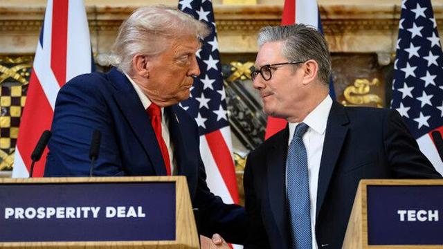 트럼프·스타머, 전화회담서 러·우전쟁 종전 논의…