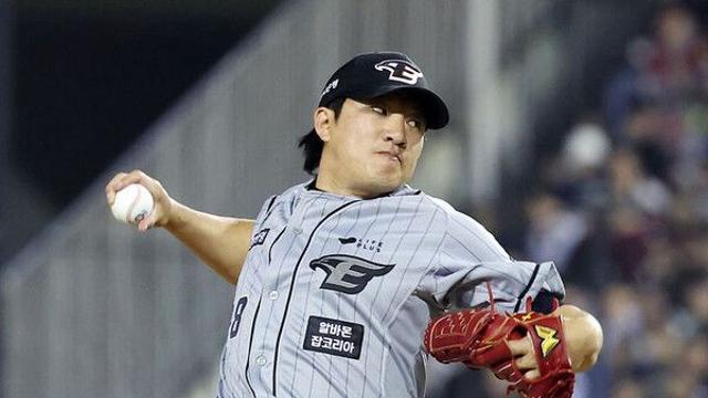 LG, 방출선수로 전력 보강…투수 장시환·포수 김민수 영입