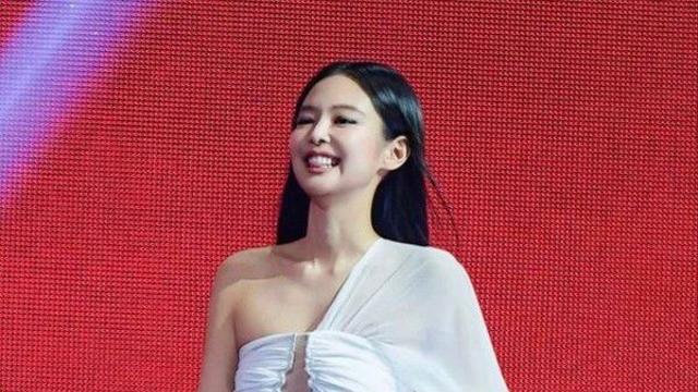 반가사유상·불국사 석가탑…제니, 한국적 美 드러낸 'MMA 2025' 의상