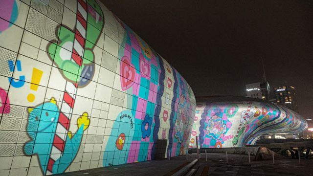 겨울밤이 황홀해진다…빛의 스크린으로 변신한 DDP