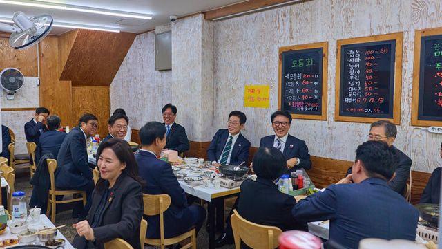 李, 부산 부전시장 방문해 민생 살펴...덕담 건네고 격려