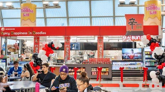 농심, 뉴욕 JFK 공항에 ‘신라면 분식’ 오픈...“뉴욕 공항에 신라면 맛집이 있다고?”