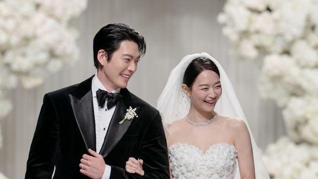 신민아 4천 드레스만? ♥김우빈, 예의 차린 결혼식 패션…프릴까지 '난리' [엑's 이슈]