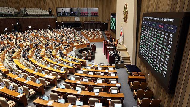 내란전담재판부 설치법, 본회의 통과…정통망법 상정, 필버 돌입(종합)