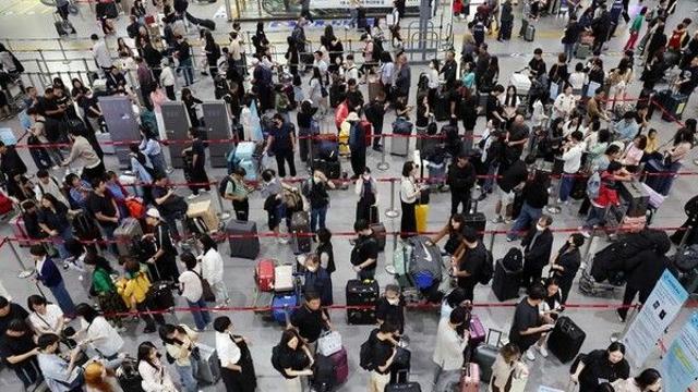 김해공항 1000만번째 승객이 받은 선물은?