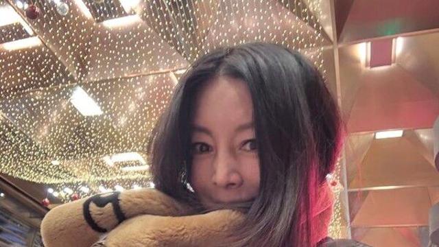 62세 황신혜, 명품 두르고 찰칵…남다른 패션감각