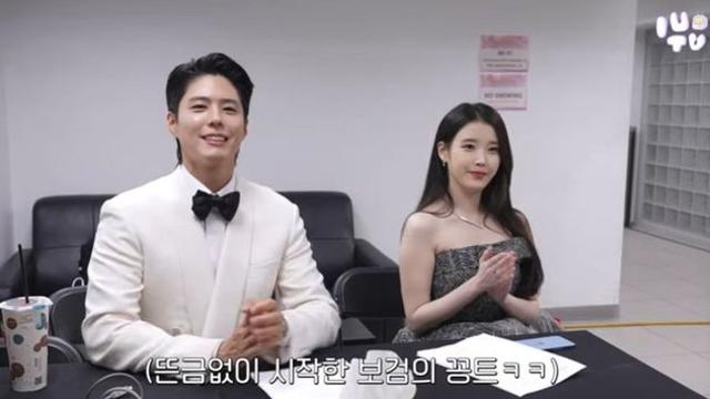 아이유 “박보검과 전용기 타고 시상식 참석, 브이로그 찍는 거 들킬까 부끄러워” [RE:뷰]