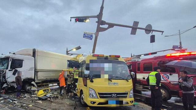 김제 교차로서 초교 통학버스-화물차 '쾅'…13명 중·경상