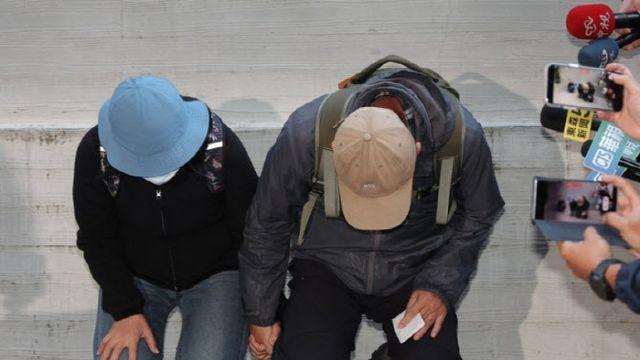 3명 살해한 아들…부모는 무릎 꿇고 “죄송합니다”